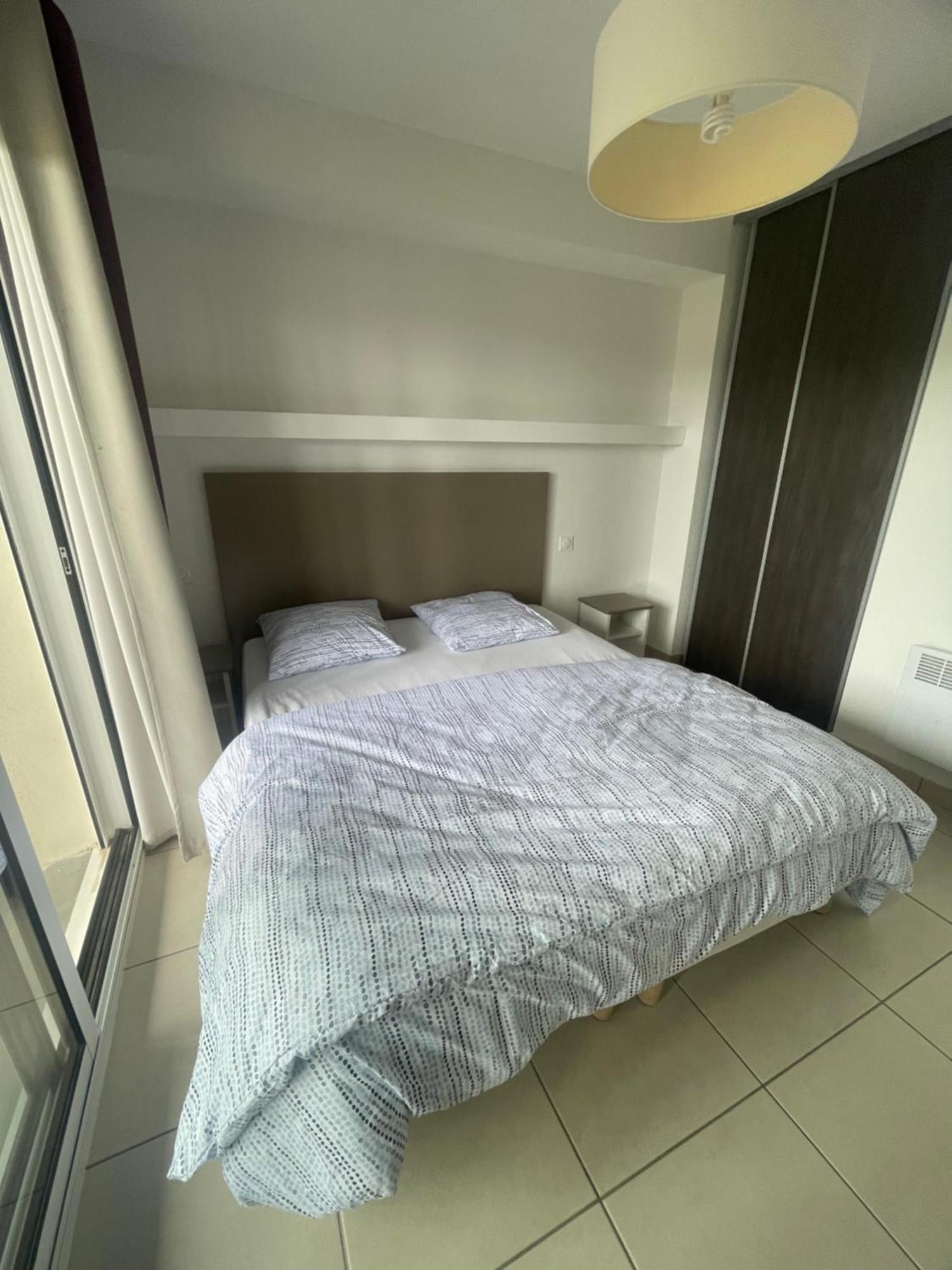 Appartement Meuble 6 Personnes à Remoulins Extérieur photo