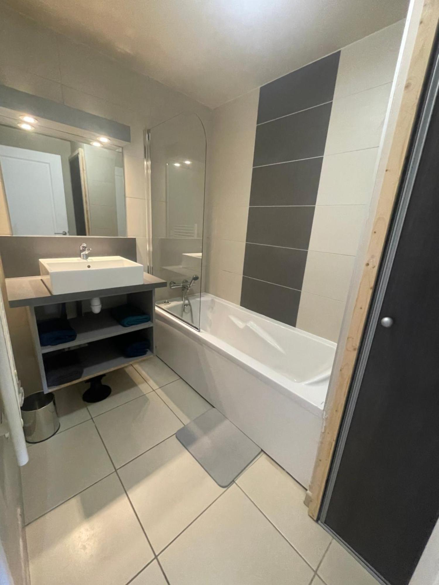 Appartement Meuble 6 Personnes à Remoulins Extérieur photo